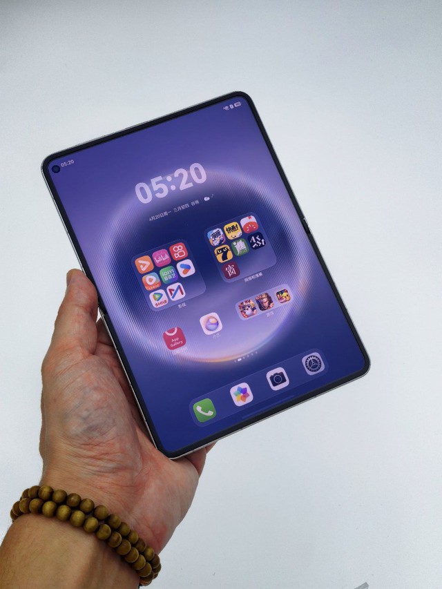 Huawei l&agrave;m smartphone gập "nằm ngang" đầu ti&ecirc;n thế giới, mở ra l&agrave; tablet, gập lại l&agrave; tờ giấy A4, vừa kịp trước khi Apple v&agrave; Samsung ra mắt &yacute; tưởng tương tự - Ảnh 10.