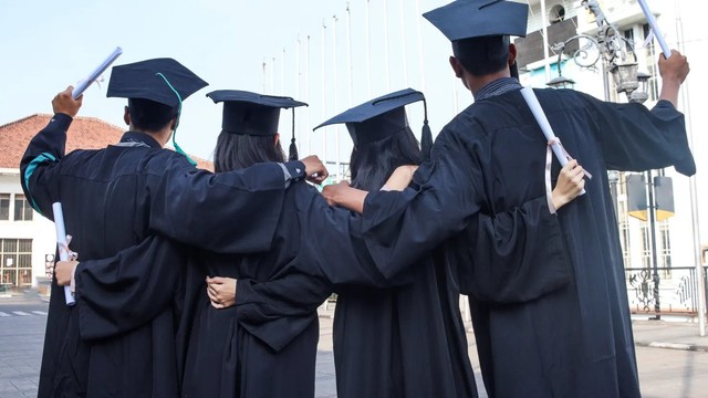 Chuyện g&igrave; đ&acirc;y: AI cướp việc l&agrave;m, cử nh&acirc;n Mỹ ồ ạt quay lại giảng đường để học tiếp - Ảnh 1.