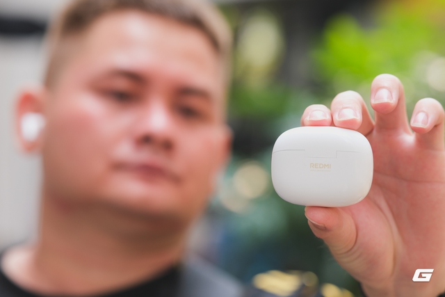 Bỏ 2,49 triệu mua tai nghe REDMI, vừa đeo v&agrave;o đ&atilde; thấy c&oacute; g&igrave; đ&oacute; "sai sai", nhưng m&agrave; l&agrave; sai theo hướng qu&aacute; tốt so với gi&aacute; tiền - Ảnh 1.