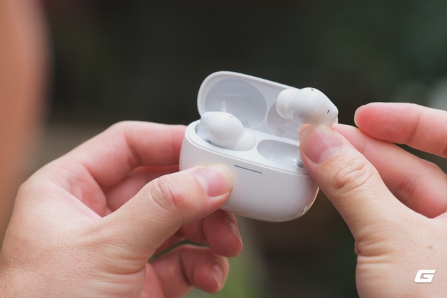 Bỏ 2,49 triệu mua tai nghe REDMI, vừa đeo v&agrave;o đ&atilde; thấy c&oacute; g&igrave; đ&oacute; "sai sai", nhưng m&agrave; l&agrave; sai theo hướng qu&aacute; tốt so với gi&aacute; tiền - Ảnh 2.