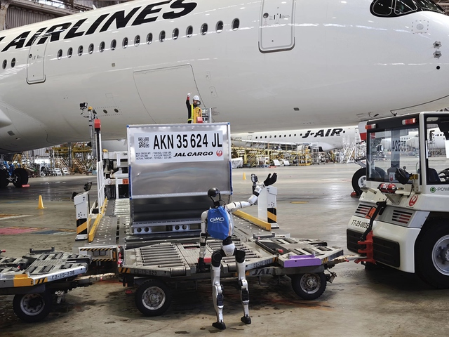 Robot h&igrave;nh người ch&iacute;nh thức &ldquo;đi l&agrave;m&rdquo; tại s&acirc;n bay Tokyo, chuẩn bị thay con người xử l&yacute; h&agrave;nh l&yacute; - Ảnh 1.