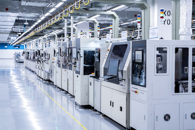 28,5 giây “ra lò” một chiếc smartphone, nhưng vì sao HONOR không để robot làm bước cuối cùng? - Ảnh 1.