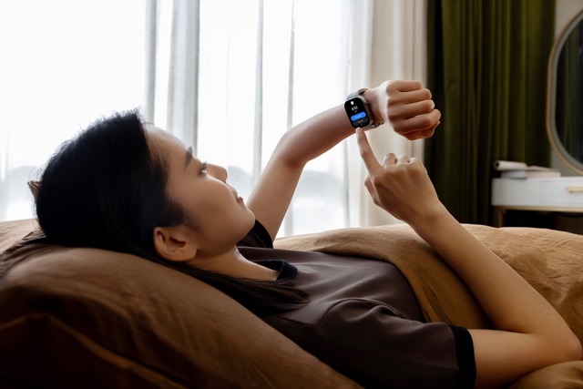 Xiaomi ra mắt smartwatch m&agrave;n h&igrave;nh si&ecirc;u s&aacute;ng, pin d&ugrave;ng gần 1 th&aacute;ng mới phải sạc, gi&aacute; chỉ hơn 3 triệu - Ảnh 1.
