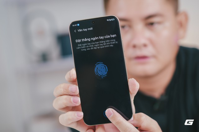 Tr&ecirc;n tay điện thoại pin 11.000mAh si&ecirc;u mỏng - Ảnh 10.