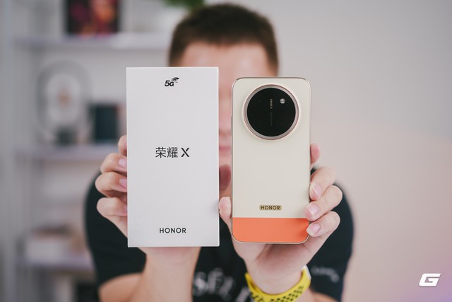 Tr&ecirc;n tay điện thoại pin 11.000mAh si&ecirc;u mỏng - Ảnh 1.