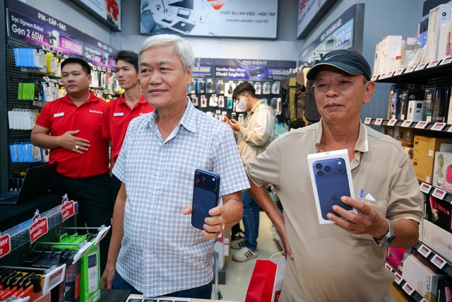 Thị trường smartphone "ế" nhất 13 năm, ri&ecirc;ng Samsung với Apple vẫn "ăn n&ecirc;n l&agrave;m ra"! - Ảnh 3.