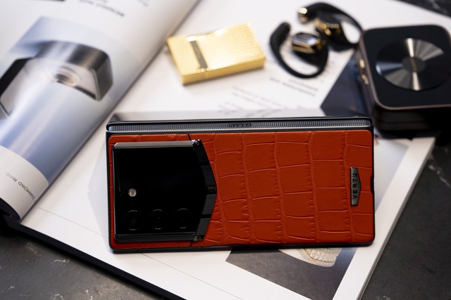 Điện thoại gập của Vertu mở bán tại Việt Nam: Bản "xa xỉ" nhất đổi được 16 chiếc Samsung Galaxy Z Fold8 1TB - Ảnh 3.
