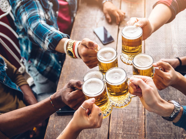 Nước chanh, cà phê, thuốc giải rượu: sự thật đằng sau những mẹo giải rượu thần tốc - Ảnh 2.