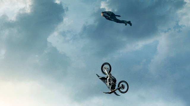 Tom Cruise: kẻ liều lĩnh "nhảy m&uacute;a" giữa lằn ranh sinh tử - Ảnh 1.