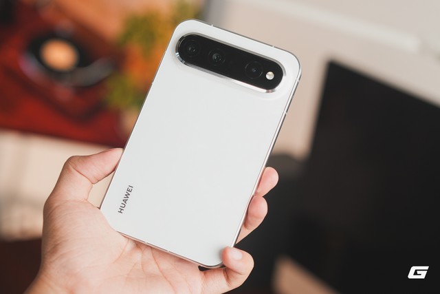 Huawei bỏ bản lề, chỉ “làm rộng” màn hình điện thoại dạng thanh, thế mà ước tính gần nửa triệu máy đã bán ra sau chưa đầy 1 tháng, người mua vẫn phải xếp hàng chờ - Ảnh 1.