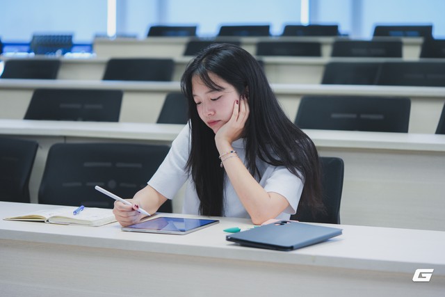 Sinh vi&ecirc;n học hai cơ sở trong một ng&agrave;y v&agrave; b&agrave;i to&aacute;n r&uacute;t gọn chiếc balo - Ảnh 1.
