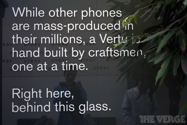  Trong khi những smartphone khác được sản xuất hàng loạt thì điện thoại mang thương hiệu Vertu lại được sản xuất bằng tay.
