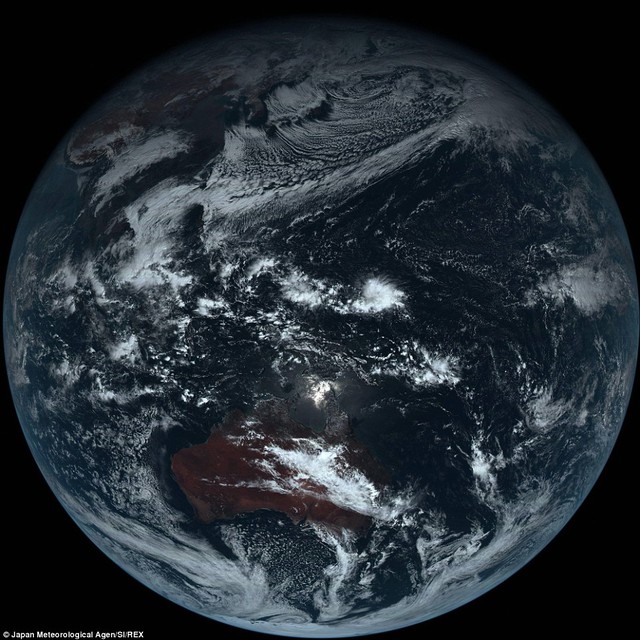Hình ảnh thực tế không chỉnh sửa cho thấy Trái đất có màu xám ...