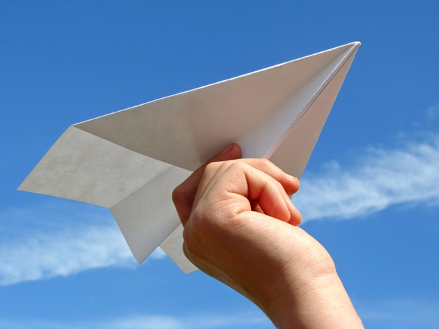 Máy bay thật và máy bay giấy, cái nào có trước?