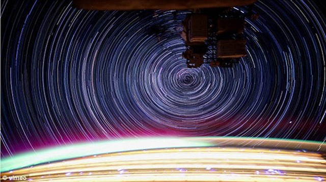 Hãy thưởng thức đoạn video của Time Lapse về Trái Đất chụp từ ISS trong không gian vô tận của vũ trụ. Bạn sẽ được tận hưởng những cảnh tuyệt đẹp về các đêm thánh giá, đường vòng quanh Trái Đất và những cảnh đẹp trong tự nhiên mà chúng ta chưa bao giờ được nhìn thấy trước đây.