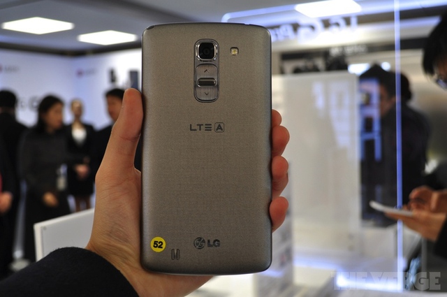 LG G Pro 2 sẽ được bán ra thị trường với 3 màu: Đen, trắng và titanium.