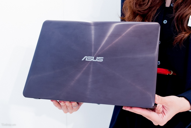 Trên tay ZenBook UX305 - Laptop siêu mỏng đến từ Asus