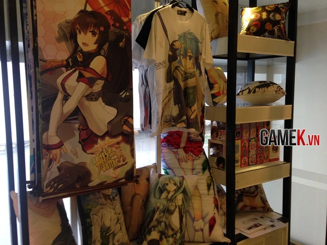 Có cả gối ôm, poster cùng Figure cho các bạn yêu anime.