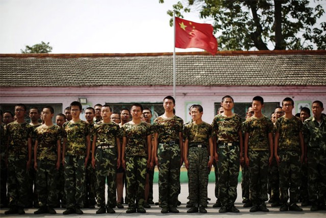 Các trung tâm cai nghiện Internet ở Trung Quốc như Qide sử dụng các phương pháp đào tạo kiểu quân đội để tạo tính kỷ luật cho những thanh thiếu niên bị nghiện Internet. “Những đứa trẻ nghiện Internet có điều kiện thể chất rất kém”, một nhà quản lý ở Qide nói.
