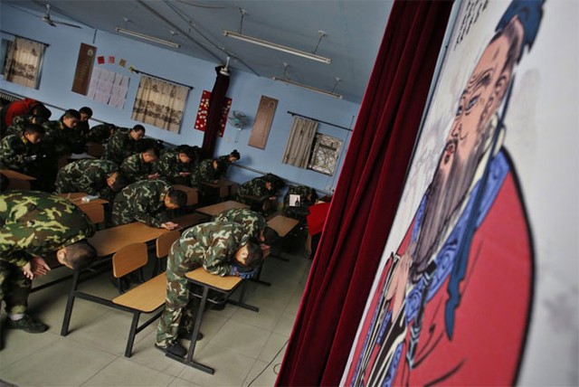 Ngoài huấn luyện thể chất, các em vào trại cai nghiện Internet Qide còn theo các khóa học kéo dài từ 2-4 tháng. Trong ảnh là một lớp học về đạo đức truyền thống của Trung Quốc.