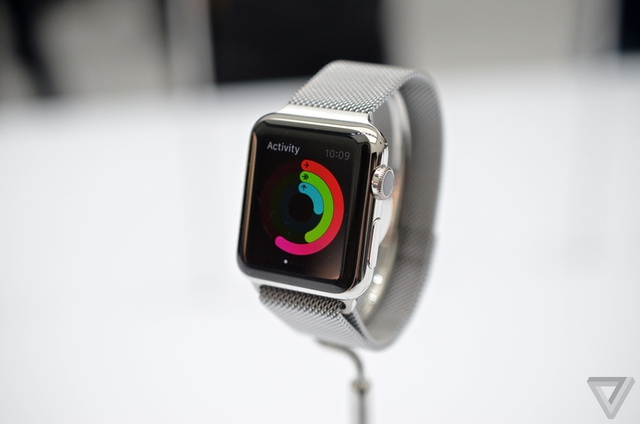 Apple Watch ra mắt với 2 cỡ màn hình: 1,5 inch và 1,65 inch. 1 kích thước tương đối khiêm tốn so với các smartwatch hiện tại.
