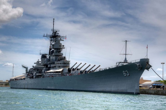 Ngày 11/6: Thiết giáp hạm cuối cùng USS Missouri được đưa vào hoạt động, nơi