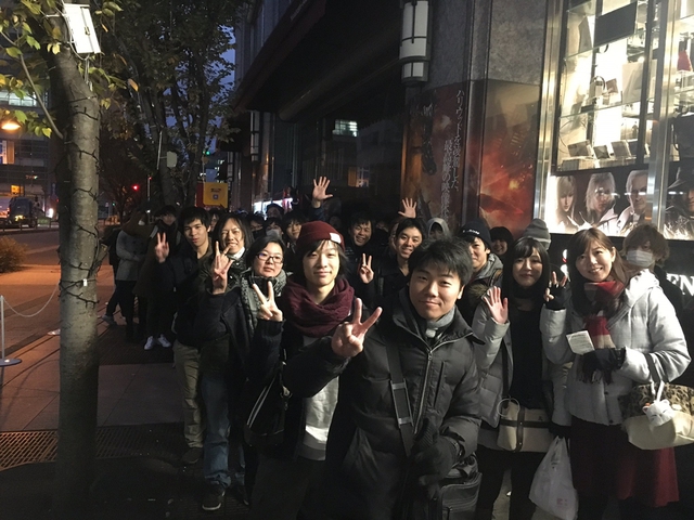 
Người dân Nhật Bản xếp hàng chờ mua Final Fantasy XV từ 4h sáng, trong đó có không ít nữ game thủ

