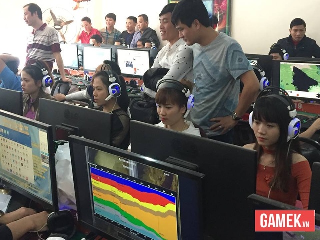 
Chuồn Chuồn Ớt (ngoài cùng bên phải), một trong những nữ game thủ nổi tiếng của làng AOE Việt Nam.
