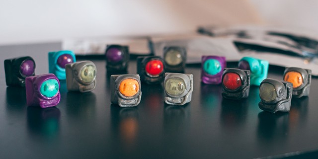 
Kosmonavt là sản phẩm hợp tác giữa KeyCollectiv và Booper, hai cái tên sản xuất keycap khá nổi trên thế giới. Mang đậm phong cách lạc lối ngoài không gian, những chiếc nút với hình các anh chàng phi hành gia vũ trụ nhưng bên trong chiếc mũ tiếp dưỡng khí là những chiếc đầu lâu vừa khiến người sử dụng ám ảnh và ấn tượng vì mức độ chi tiết của chúng.
