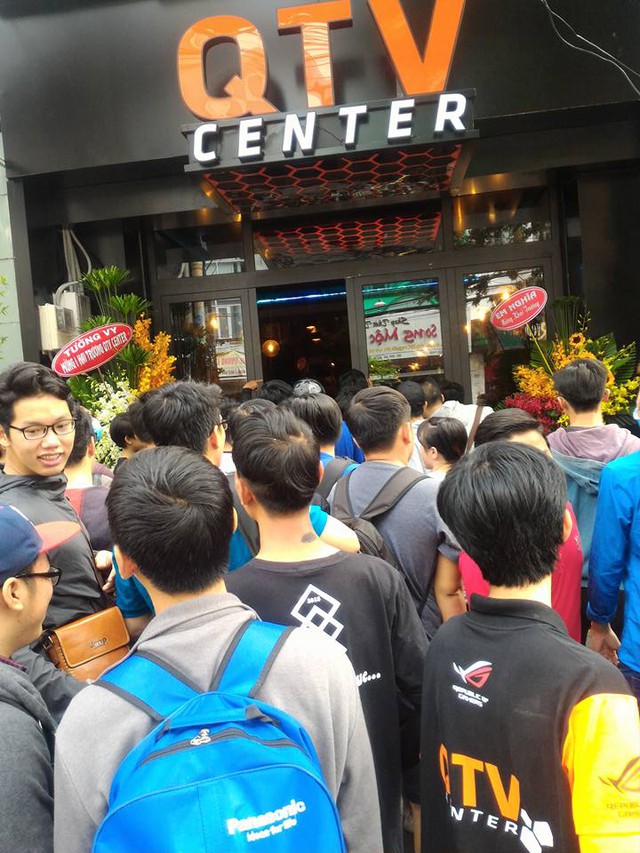 
Rất đông fan hâm mộ đã có mặt trong ngày khai trương QTV Center từ rất sớm
