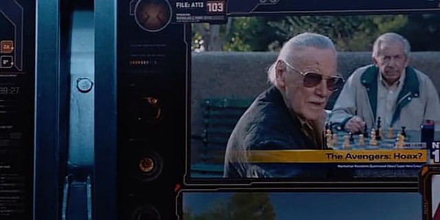 
Stan Lee vào vai ông lão đang chơi cờ bị phỏng vấn trong The Avengers năm 2012

