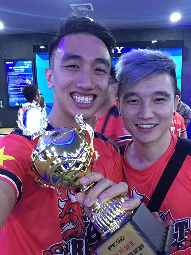 
Quân Bi (bên trái) cùng người đàn anh Quang Barca với chức vô địch PES Team Challenge Cup 2016.
