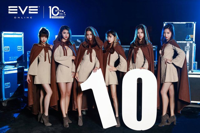 
Dàn hot girl xinh đẹp được mời tới trình diễn tại sinh nhật 10 tuổi của EVE Online
