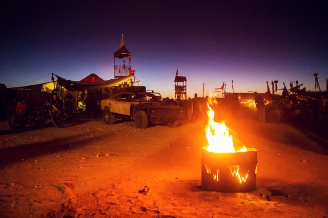 
Về đêm, nhiệt độ ở sa mạc hạ xuống rất thấp nên mọi người tham dự thường nhóm những đống lửa lớn để giữ ấm
