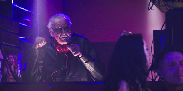
Ở Deadpool năm 2016, Stan Lee là một DJ năng nổ trong câu lạc bộ thoát y
