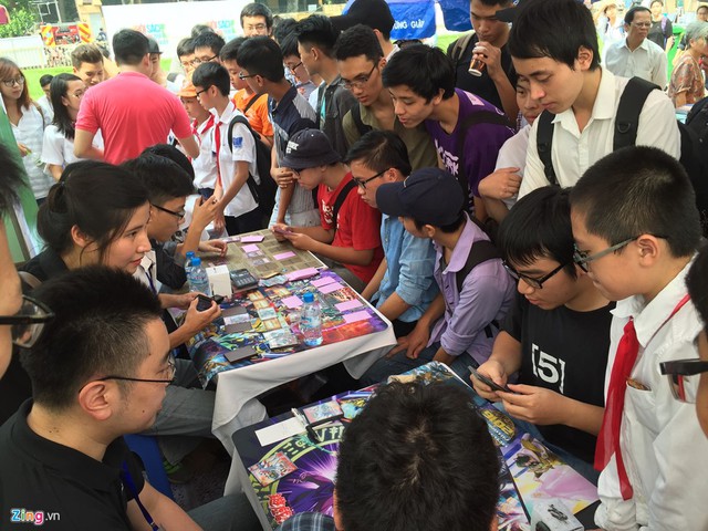 
Tại Việt Nam, nhờ sự yêu mến bộ truyện Yu-Gi-Oh, giới trẻ dần dần thích thú và tham gia trò chơi đấu bài magic.
