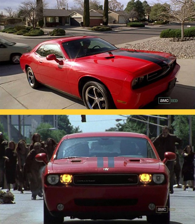 
Chiếc xe Dodge màu đỏ xuất hiện trong cả hai phim
