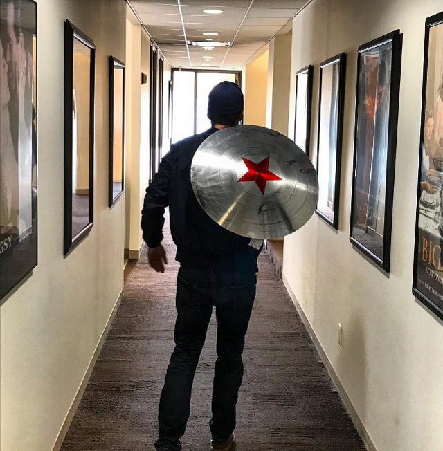 
Bức ảnh của Sebastian Stan cho thấy rằng Winter Soldier là người sẽ kế thừa chiếc khiên của Captain America trong các phần phim sau này.
