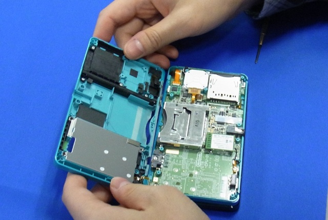 
Lần gần đây nhất máy Nintendo 3DS đã bị xâm nhập thông qua thẻ nhớ - một lổ hổng kinh điển của các máy chơi game cầm tay.
