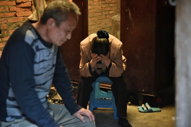 
Ông bà Hạo Hạo khóc lóc sau khi phát hiện ra số tiền bị mất
