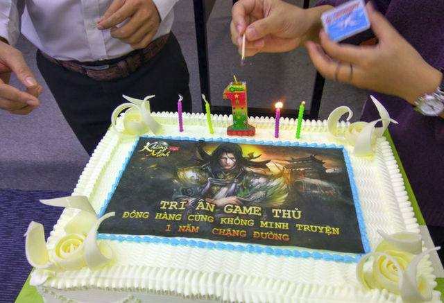 
Cộng đồng Khổng Minh Truyện cùng nhau hân hoan cắt chiếc bánh sinh nhật, mừng game tròn 1 tuổi.
