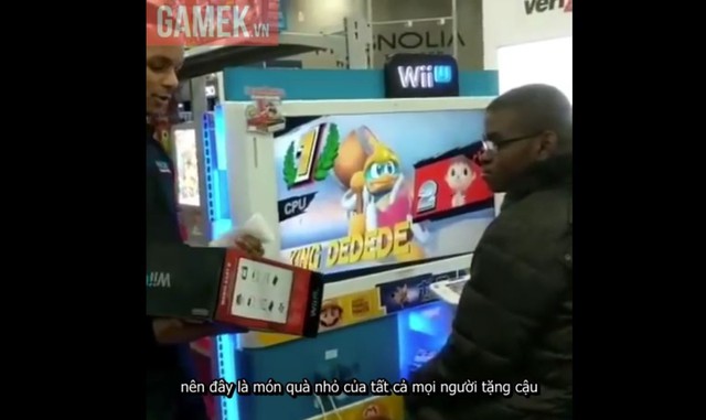 
Các nhân viên Best Buy đã mua tặng cậu một chiếc máy WiiU mới toanh.

