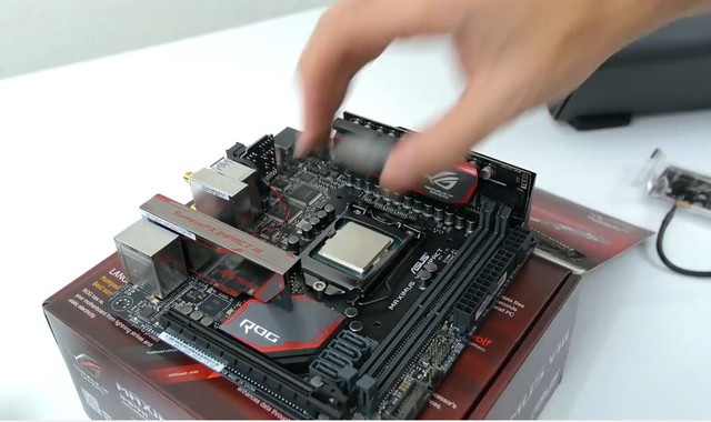 
Lắp đặt CPU vào mainboard, sau đó đến RAM.
