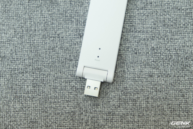 
Mi WiFi Repeater lấy nguồn điện từ cổng USB
