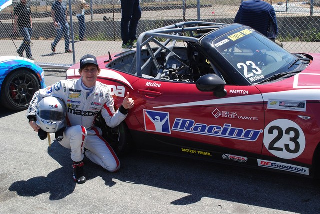 
Glenn McGee bên cạnh chiếc xe đua Mazda MX-5 của mình.
