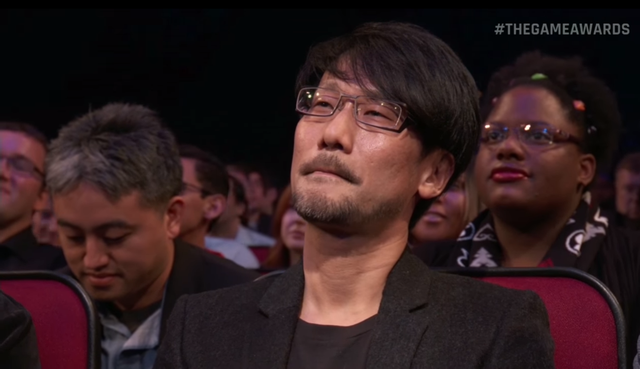 
Khoảnh khắc đầy xúc động của Hideo Kojima trong lúc lắng nghe bài phát biểu về mình dưới khán đài.
