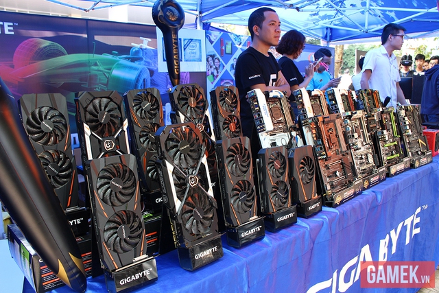 
Dàn linh kiện khủng trong gian hàng của Gigabyte
