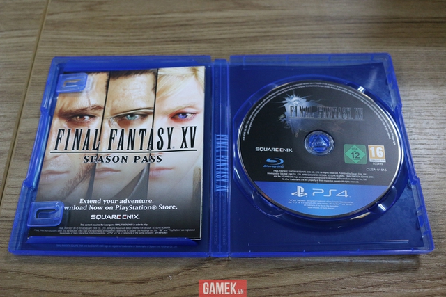
Bên trong hộp đĩa Final Fantasy XV

