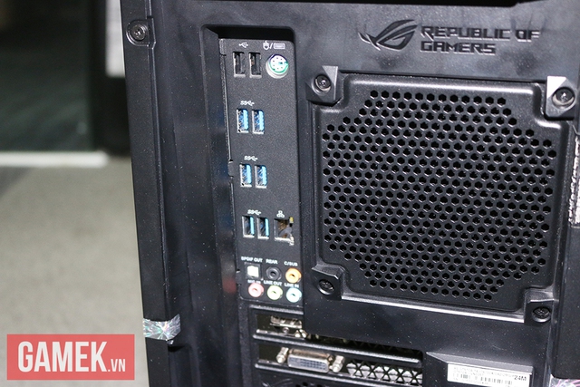
Các cổng kết nối ở mặt sau của máy: 6 cổng USB 3.0, 2 cổng USD 2.0, Ethernet, audio out, 5.1 audio out, ngay phía dưới là cổng xuất hình ảnh của card đồ họa GTX 1080
