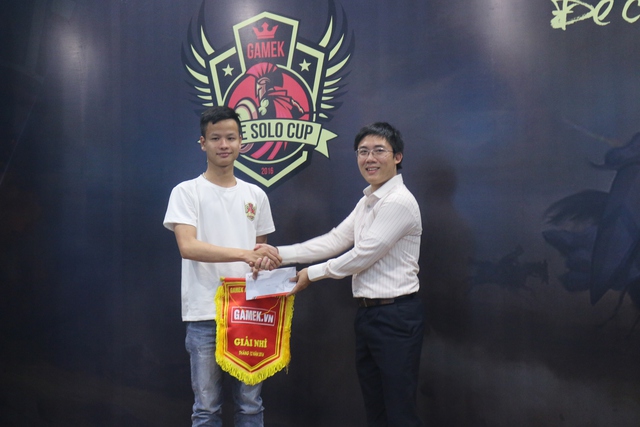 
Nhà Tài Trợ - Ông Hà Hồng Minh trao giải cho game thủ á quân Chipboy
